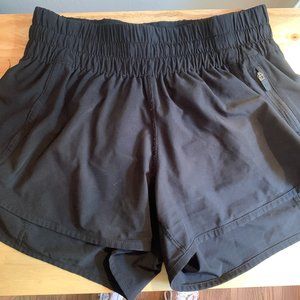 lululemon Black Tracker V Short 4" Size 6
